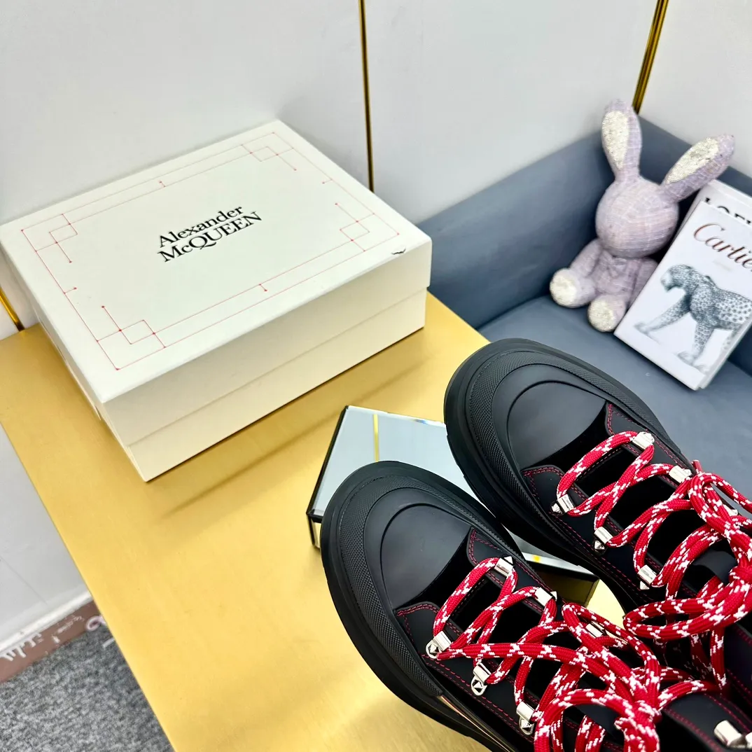 👟👟Ex-factory price 680👟👟 Alexander McQueen's latest thick-soled Martin boots, original 1:1 development, outsole original open-film TPU sole, fabric full-grain cowhide + high mercerized cowhide, lining sheepskin original hardware carabiner bottom height 5cm Size: #35-40 39-45